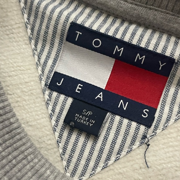 TOMMY JEANS Women’s Crew Neck Sweatshirt Grey - Picture 4 of 5